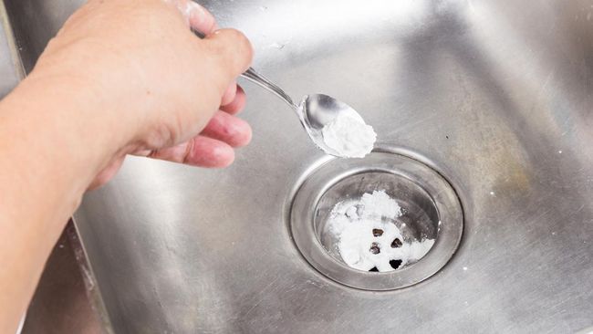 Gunakan Baking Soda + Cuka untuk Membersihkan Saluran Air Tersumbat